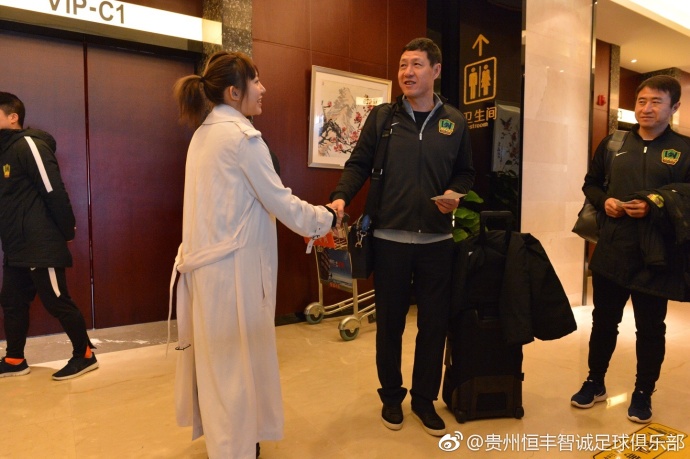 多名NBA高管：鹈鹕几乎不可能裁掉锡安据TA记者MikeVorkunov报道，由于锡安上赛季仅出战了29场比赛，他后三个赛季（2025-26、2026-27、2027-28）的合同将不再受保障。